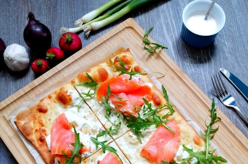 Flammkuchen mit Lachs und Rucola