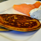 Roh Nudel-Pancake mit Kräuterfrischkäse und Räucherlachs