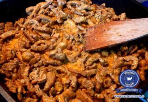 Rustikales Rahmgeschnetzeltes mit Pilzen, Zwiebeln und Putenfleisch