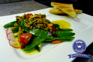 Zuckerschoten-Salat mit Wallnuss-Vinaigrette