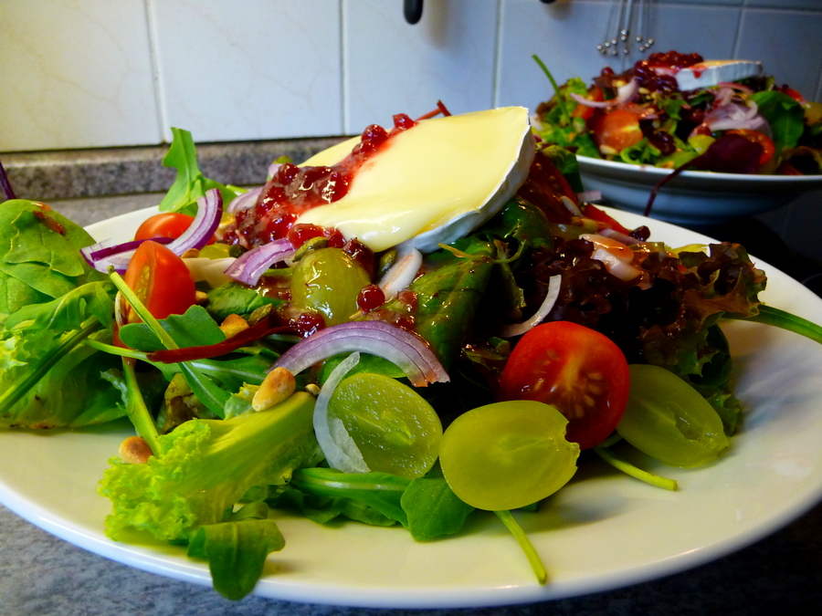 Salat mit Preiselbeer-Dressing und Camembert