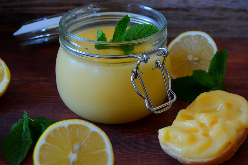 Lemonb Curd mit Zitronen auf braunem Hintergrund