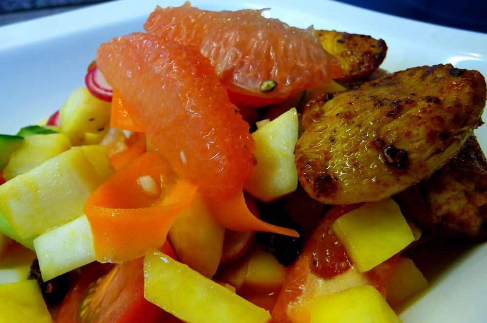 Sellerie-Grapefruit-Salat mit Cajun-Huhn