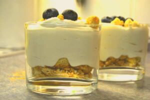 Marsala-Mascarpone-Schaum an Anis-Crumble