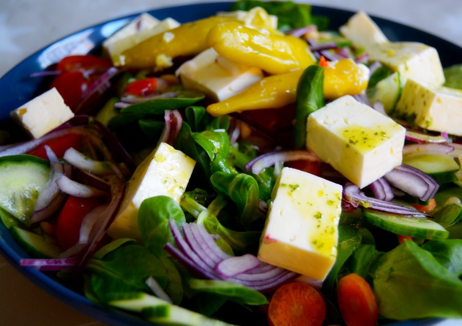Feldsalat mit Feta-Käse und Zwiebelringen
