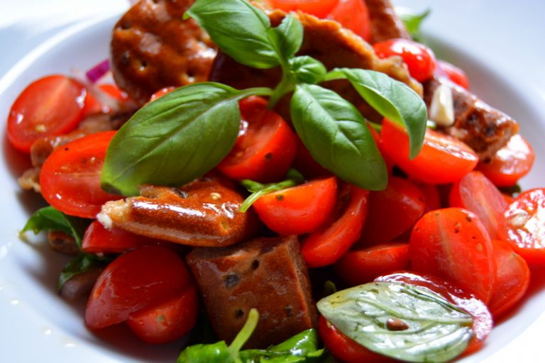 Tomaten-Brot-Salat mit frischem Basilikum und Knoblauch