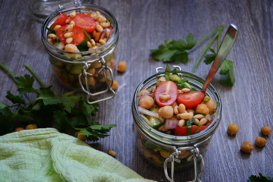 Kichererbsen-Salat in einem Glas serviert