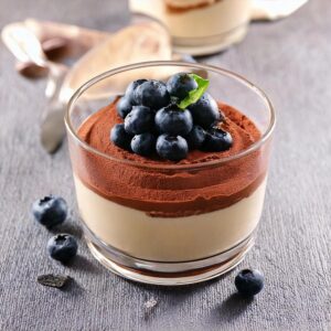 Mousse au Chocolat blanc mit Heidelbeeren