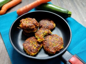Zucchini-Möhren Batlinge in einer Stielpfanne
