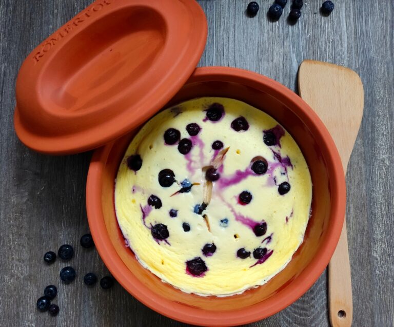 Quarkauflauf mit Heidelbeeren in einem Römertopf