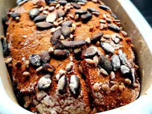 Roggenvollkornbort mit Kürbiskernen und Mehl