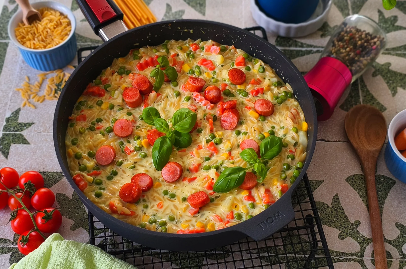 Orzo-Pfanne mit Wiener Würstchen